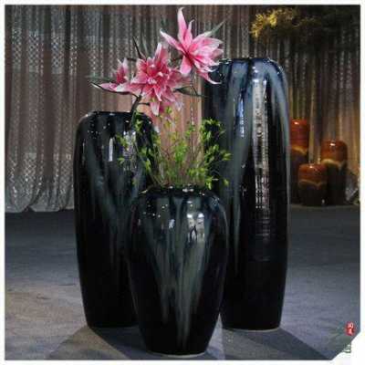 黑色陶瓷花瓶配什么花（黑色陶瓷花盆搭配什么植物）-图3